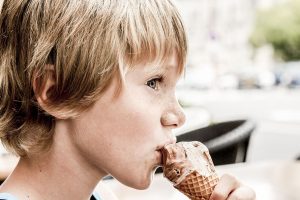 menino tomando sorvete