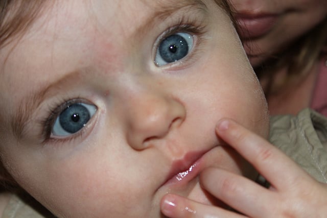 Olhos masculinos de cores diferentes