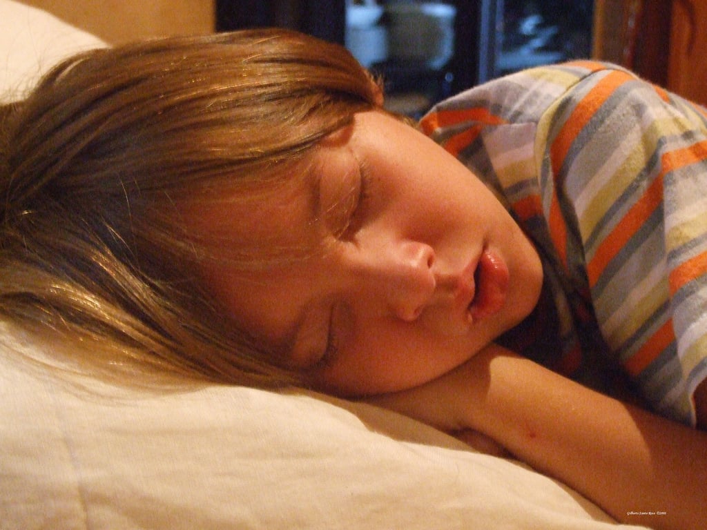 Como podemos ajudar o nosso filho de 2 anos a dormir sozinho na