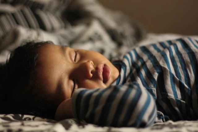 Os 5 Principais Motivos que Fazem seu Bebê Acordar Durante a Noite |  Famivita