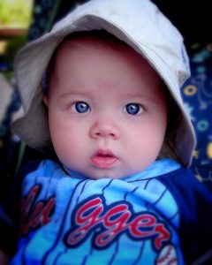 bebê de olhos azuis