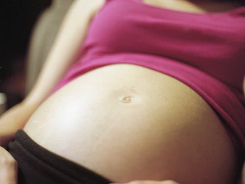 É normal ter 4 tipos de corrimentos na gravidez (mas estes 5 NÃO!), Mulher  Gravidez e bebês