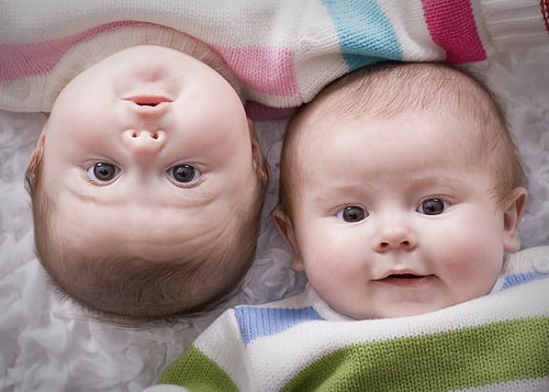 Esses dois primos parecem mais irmãos gêmeos são idênticos maravilhosos