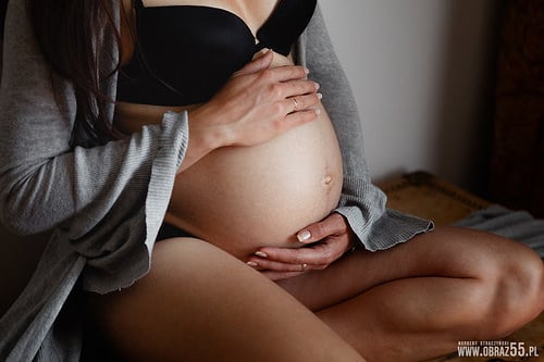 Prestes a completar dois meses, bebê morre sufocado enquanto